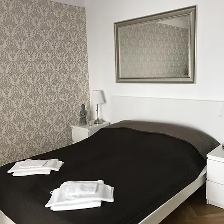 Downtown With Balcony & Optional Garage & Restaurant In The Building Apartamento *