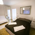 Downtown With Balcony & Optional Garage & Restaurant In The Building Διαμέρισμα