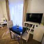 Διαμέρισμα Downtown With Balcony & Optional Garage & Restaurant In The Building Βουδαπέστη