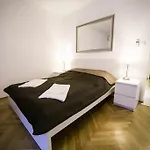 Διαμέρισμα Downtown With Balcony & Optional Garage & Restaurant In The Building