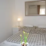 Downtown With Balcony & Optional Garage & Restaurant In The Building Διαμέρισμα