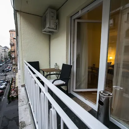Downtown With Balcony & Optional Garage & Restaurant In The Building 公寓 布达佩斯