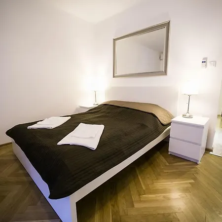 Apartment Downtown With Balcony & Optional Garage & Restaurant In The Building