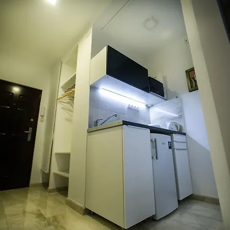 Apartment Downtown With Balcony & Optional Garage & Restaurant In The Building