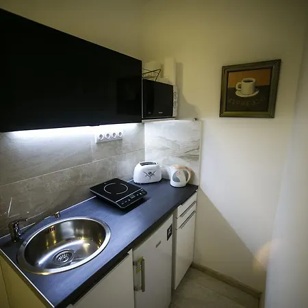 Downtown With Balcony & Optional Garage & Restaurant In The Building Apartment Budapest