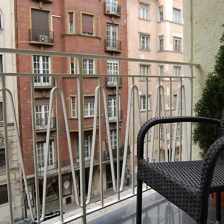 Apartment Downtown With Balcony & Optional Garage & Restaurant In The Building *