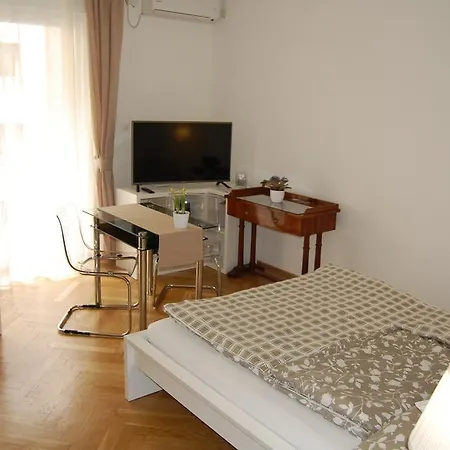 Downtown With Balcony & Optional Garage & Restaurant In The Building Apartment Budapest