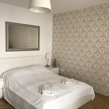 Downtown With Balcony & Optional Garage & Restaurant In The Building 公寓 布达佩斯