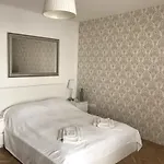 Downtown With Balcony & Optional Garage & Restaurant In The Building Apartmán Budapešť