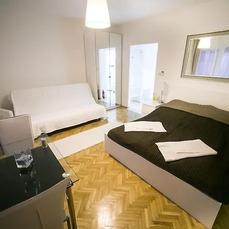 Downtown With Balcony & Optional Garage & Restaurant In The Building Budapeşte