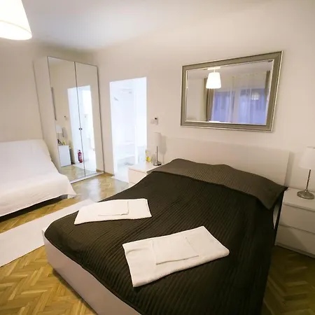 Downtown With Balcony & Optional Garage & Restaurant In The Building Appartement
