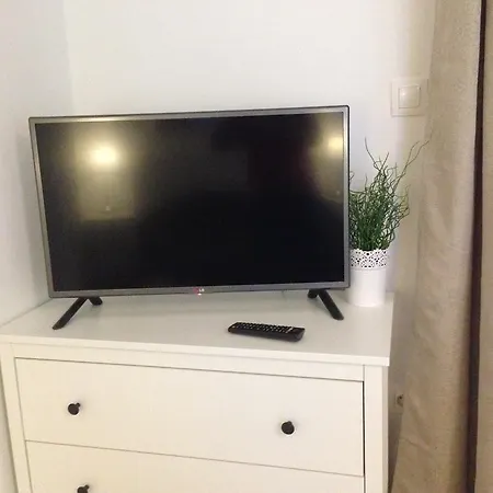Downtown With Balcony & Optional Garage & Restaurant In The Building Appartement