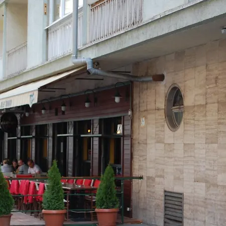 Downtown With Balcony & Optional Garage & Restaurant In The Building شقة *