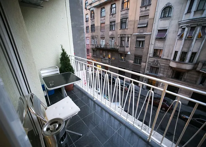 شقة Downtown With Balcony & Optional Garage & Restaurant In The Building بودابست