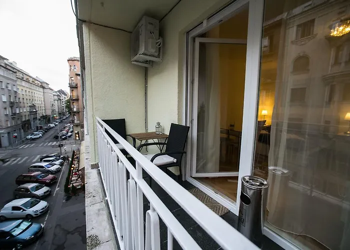 Downtown With Balcony & Optional Garage & Restaurant In The Building Apartament Budapesta
