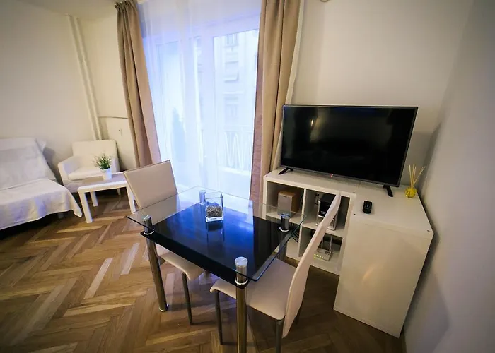 Apartament Downtown With Balcony & Optional Garage & Restaurant In The Building Budapesta