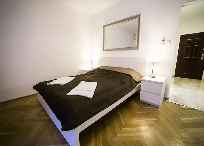 Apartment Downtown With Balcony & Optional Garage & Restaurant In The Building