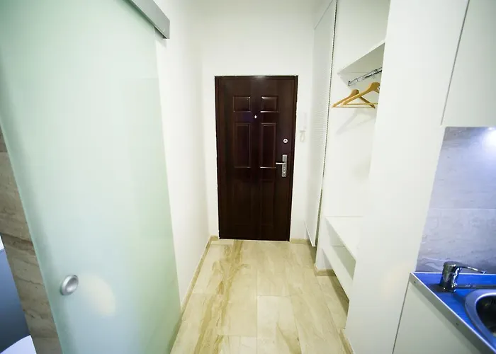 شقة Downtown With Balcony & Optional Garage & Restaurant In The Building *