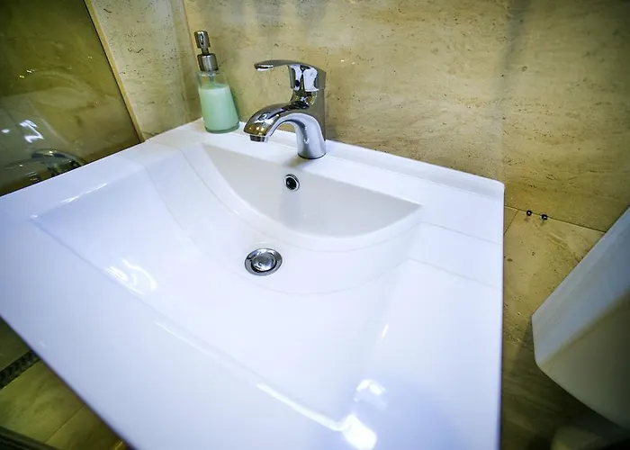 Apartament Downtown With Balcony & Optional Garage & Restaurant In The Building Budapesta