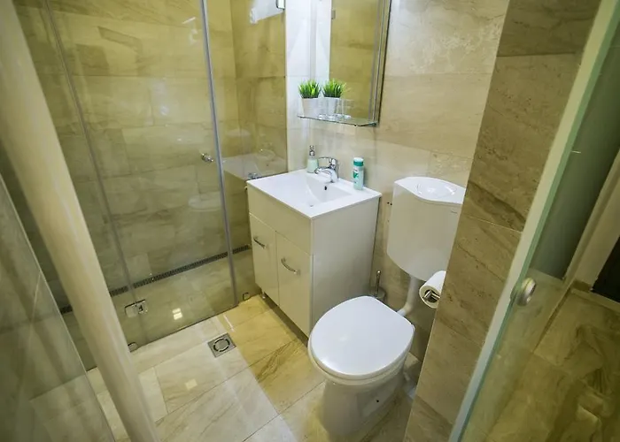 Downtown With Balcony & Optional Garage & Restaurant In The Building Apartament Budapesta