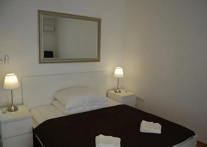 Downtown With Balcony & Optional Garage & Restaurant In The Building شقة *