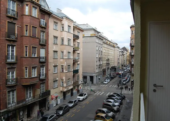 Downtown With Balcony & Optional Garage & Restaurant In The Building Apartament Budapesta
