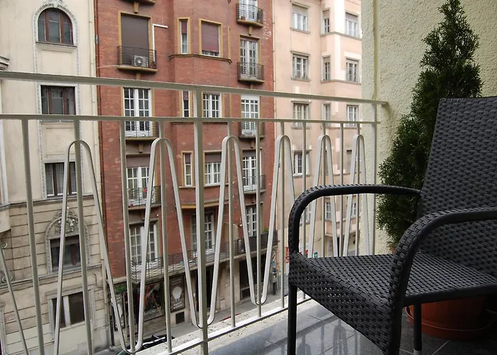 شقة Downtown With Balcony & Optional Garage & Restaurant In The Building *