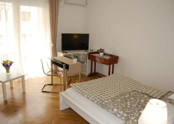 Downtown With Balcony & Optional Garage & Restaurant In The Building Apartament Budapesta