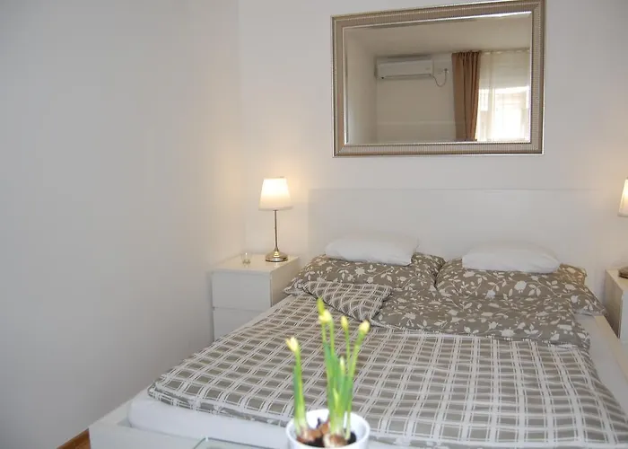 Downtown With Balcony & Optional Garage & Restaurant In The Building شقة
