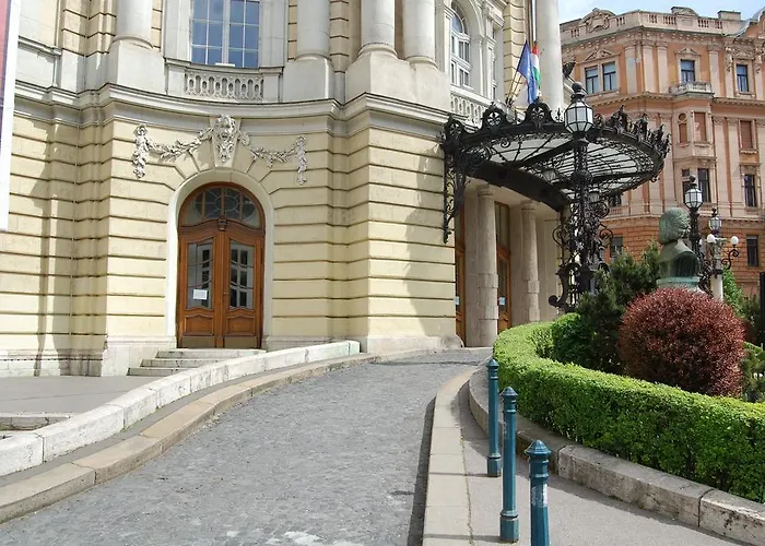 Downtown With Balcony & Optional Garage & Restaurant In The Building Apartament