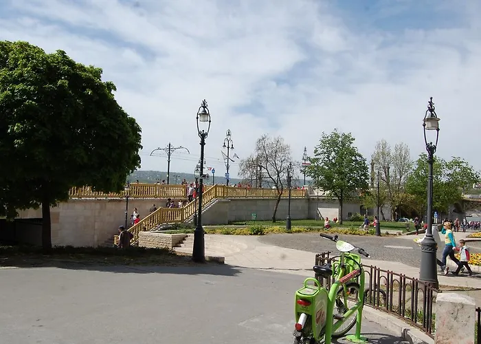 Downtown With Balcony & Optional Garage & Restaurant In The Building