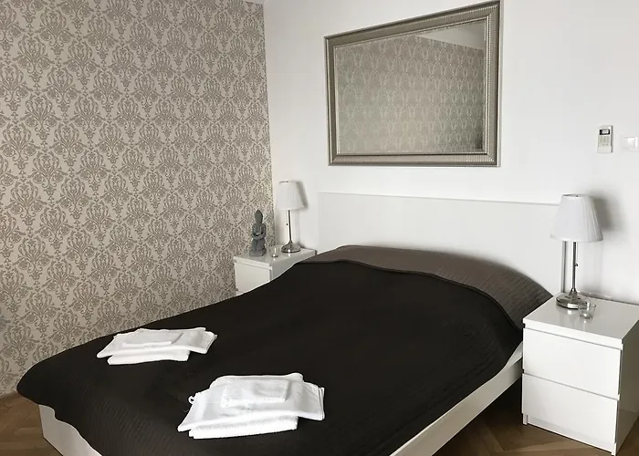 Downtown With Balcony & Optional Garage & Restaurant In The Building Apartament *