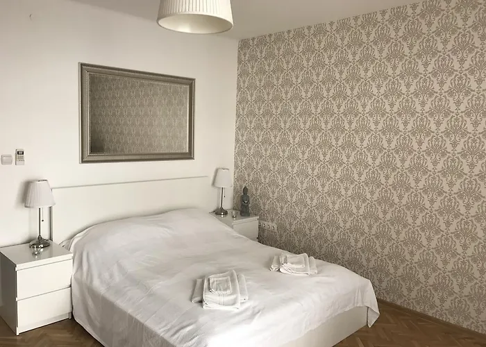 Downtown With Balcony & Optional Garage & Restaurant In The Building Apartament Budapesta