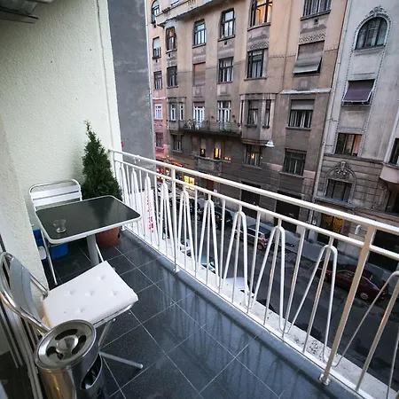 Lägenhet Downtown With Balcony & Optional Garage & Restaurant In The Building Budapest