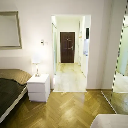 Downtown With Balcony & Optional Garage & Restaurant In The Building Lägenhet *