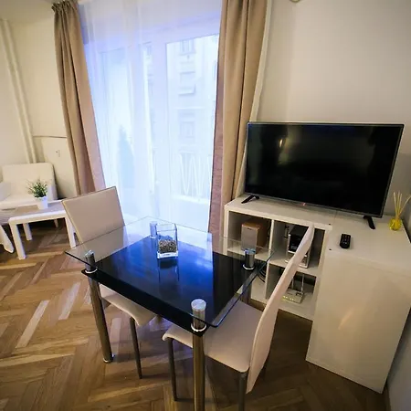 Lägenhet Downtown With Balcony & Optional Garage & Restaurant In The Building Budapest