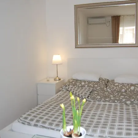 Downtown With Balcony & Optional Garage & Restaurant In The Building Lägenhet