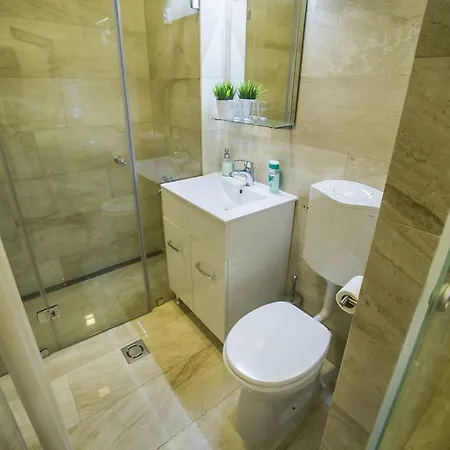 Downtown With Balcony & Optional Garage & Restaurant In The Building Apartman Budapest